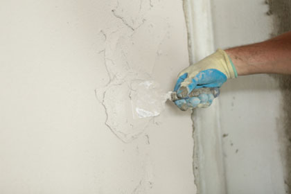 Как выбрать оптимальную толщину цементной штукатурки для стен